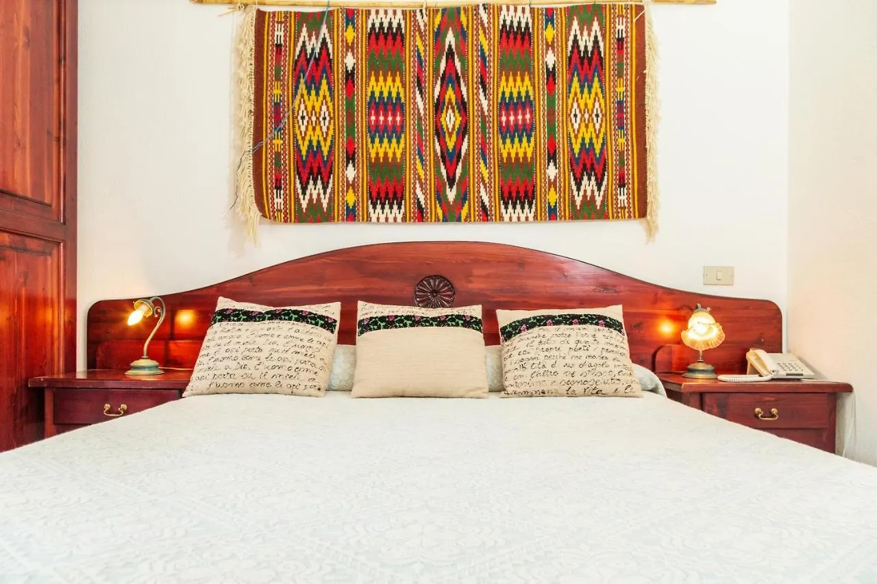 Hotel S'Ortale Con Parcheggio Interno E Ristorante All'Aperto أروسييْ